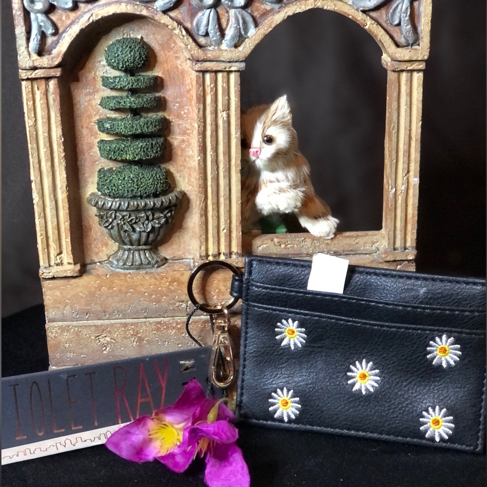 Violet Ray / Black Card Holder with Daisy Embroidery